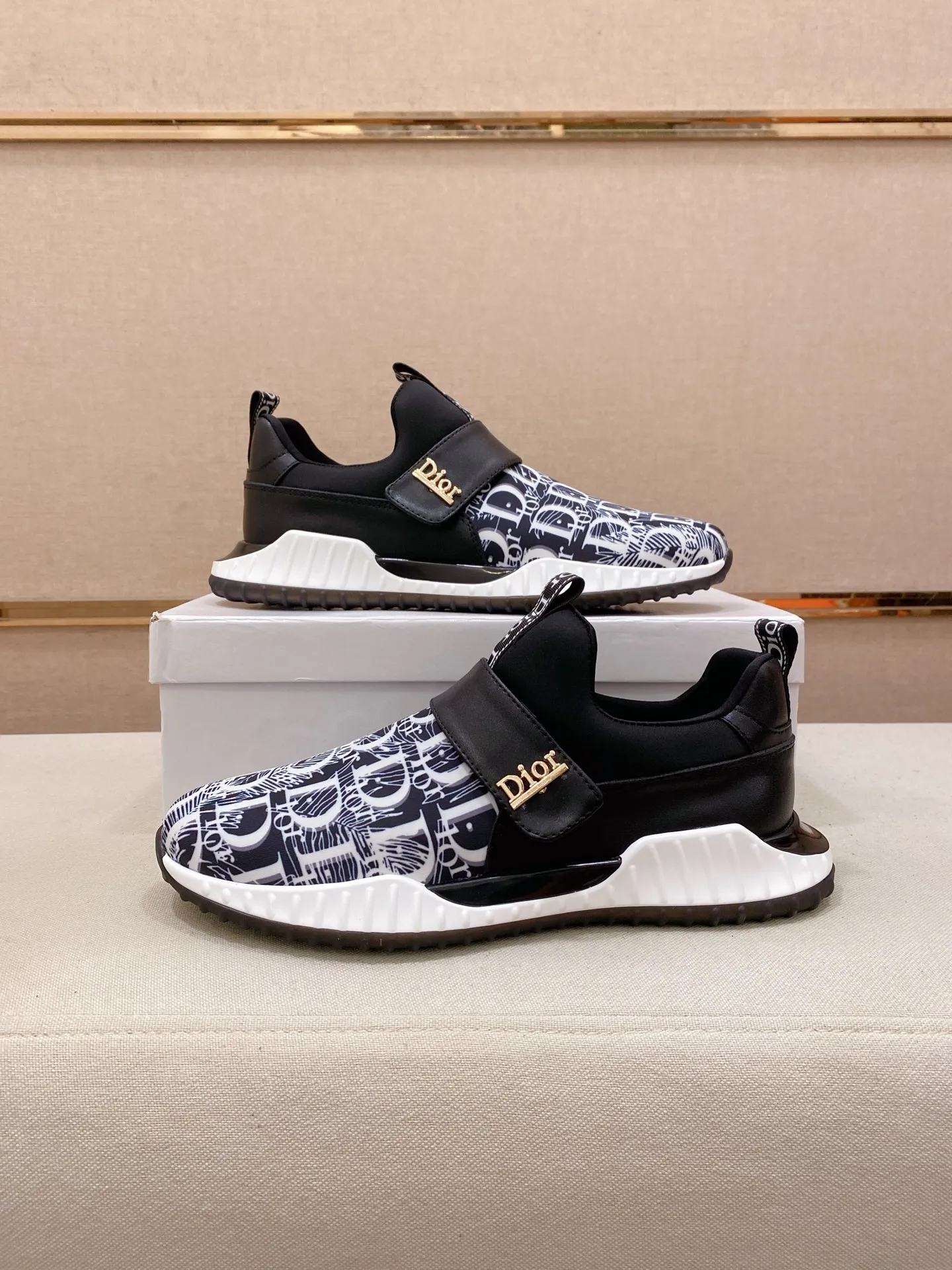 Factory price: 440💰[Dior·Dior] New casual sports style men's shoes, new spring and summer design, perfect workmanship, lace-up lazy style to create wardrobe quality, upper: imported cowhide, sheepskin lining is soft and comfortable, ultra-light TPU wear-resistant outsole, simple, versatile fashion men's shoes, excellent color code number 38--44. (Can be customized for 45 non-refundable)